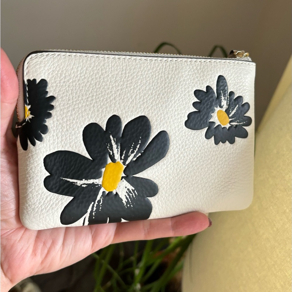 Authentic COACH Leather floral zip card wristlet - Picture 10 of 10